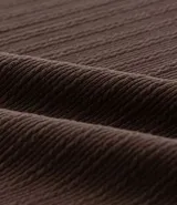 Remera de manga corta, cuello redondo y calce ajustado (slim fit), color gris claro, con textura acanalada vertical.