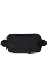 Riñonera JanSport modelo Washington Waistpack, color negro con logo de la marca estampado en blanco en el frente. Cuenta con cierre principal y correa ajustable.