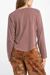 Remera de manga larga con cuello redondo, confeccionada en algodón lavado con efecto desgastado. Presenta un corte oversize y una textura suave y resistente.