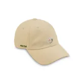 Gorra tipo dad hat color beige, con diseño de estructura clásica y visera curva. Presenta un pequeño bordado floral en el panel frontal y el nombre de la marca bordado en el lateral.