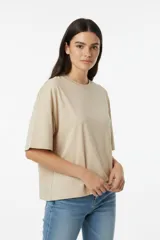 Remera negra de algodón de corte ancho y corto, con mangas cortas y cuello redondo a la base.