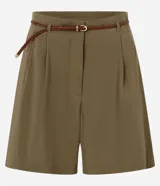 Short femenino Marfinno de modelaje suelto y caída liviana, color verde militar, con cintura con pasadores, pinzas frontales, bolsillos laterales y bajo recto. Incluye un cinturón fino de rafia con hebilla metálica.