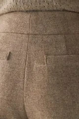 Pantalón de lana fina color crema, de tiro alto y pierna recta ancha.