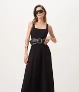 Vestido midi evasé color azul, sin mangas, con escote cuadrado, breteles medianos y recortes verticales. Fabricado por la marca Cortelle en mezcla de viscosa, poliamida y elastano con forro de poliéster.