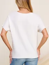 Buzo tejido de punto fino Allie Rose, color blanco, de silueta suelta y relajada con textura acanalada horizontal. Presenta escote redondo amplio, mangas cortas holgadas de corte caído y ruedo recto.