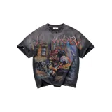 Camiseta de algodón color negro con efecto lavado y detalles desgastados en cuello y bordes. Presenta un estampado gráfico frontal de estilo urbano con tipografía gótica y una ilustración de un personaje con equipo de protección.
