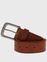 Cinturón de cuero natural color marrón con hebilla de metal en tono plata envejecida. Presenta un diseño clásico con pasador de cuero y siete agujeros para ajuste.