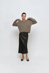 Jersey de punto liso confeccionado en mezcla de cashmere y lana, con cuello en pico y manga larga de diseño holgado.