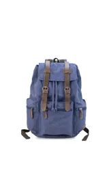 Mochila de tela canvas color marrón con detalles en cuero sintético. Cuenta con tapa superior con correas ajustables, cierre tipo marinero, múltiples bolsillos externos con cierre y compartimento para laptop.