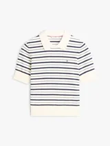 Sweater tipo chomba Tommy Hilfiger de manga corta, confeccionado en algodón orgánico. Presenta un diseño de rayas horizontales azul marino sobre fondo blanco, con cuello y puños acanalados en color blanco y el logo bordado en el pecho.