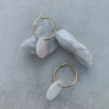 Aros tipo argolla dorados de acero quirúrgico con dije colgante ovalado de nácar blanco.