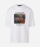 Remera de manga corta y cuello redondo, confeccionada en tejido de algodón y poliéster. Presenta un estampado frontal artístico inspirado en la obra 'The Large Tree' de Paul Gauguin.
