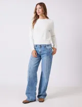 Buzo blanco de tejido calado con perlas bordadas, cuello a la base y manga larga, de la marca Nanette.