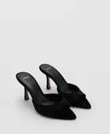Sandalias de tacón de aguja, color negro, confeccionadas en tejido de terciopelo con diseño destalonado, puntera abierta y tira frontal.
