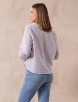 Blusa blanca de algodón marca Dash, con escote en V, abertura con botones, mangas 3/4 regulables con presilla y ruedo anudado.