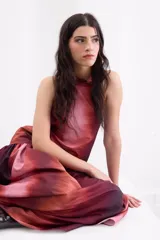 Vestido largo negro de crepe texturado con escote halter, cuello alto con volados y diseño holgado.