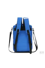 Mochila matera color azul, con diseño acolchado, doble asa superior y correas ajustables. Cuenta con cierre frontal y etiqueta de la marca en el centro.