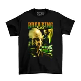 Remera negra de algodón con estampado gráfico frontal inspirado en la serie Breaking Bad, presentando a los personajes principales y la icónica casa rodante.