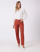 Pantalón sastrero de corte slim, color blanco, con pretina anatómica y panel interno modelador. Presenta bolsillos laterales tipo ojal, bolsillos traseros simulados y nervadura vertical marcada en el frente.