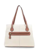 Cartera tipo tote de cuero color off-white con asas largas y detalles en tono tostado. Cuenta con un pequeño logo metálico dorado en la parte inferior frontal.