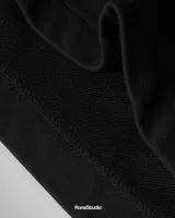 Bermuda deportiva negra de algodón premium, corte recto y largo a la rodilla.