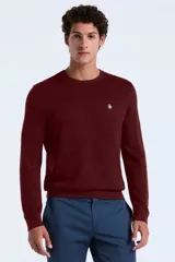 Sweater de punto color bordó con cuello redondo y mangas largas, presenta el logo de la marca bordado en el pecho.