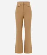 Pantalón de mujer modelo flare, confeccionado en punto roma color marrón, con cintura alta, bolsillos delanteros de solapa, bolsillos traseros embutidos y cierre delantero con cremallera.