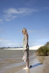 Vestido tejido con textura ondulada, cuello camisero y tajo lateral.