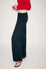 Jeans de tiro alto y estilo wide leg de Zara Woman Collection, confeccionados en denim negro con pespuntes en contraste. Presentan diseño de cinco bolsillos y cierre frontal con cremallera y botón.