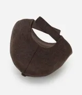 Gorra de feltro con ala curva y ajuste trasero mediante velcro. Diseño liso y minimalista.