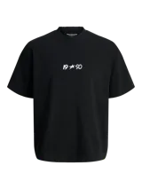Remera de corte oversize color negro, con cuello redondo y mangas cortas. Presenta un estampado frontal pequeño en color blanco con el texto 19*90.