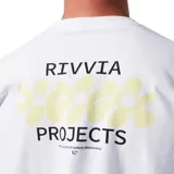 Remera blanca de manga larga con estampado pequeño en el pecho.