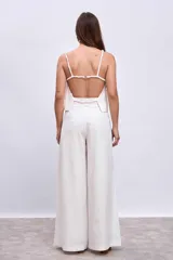 Pantalón palazzo blanco de tiro alto con bolsillos laterales.