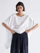 Remera beige de lino, corte amplio, con cuello redondo y bolsillo en el pecho.