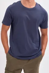 Remera de manga corta con cuello redondo, color azul marino, de corte clásico y diseño liso.
