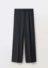 Pantalón de vestir negro, de corte wide leg, tiro medio, con trabillas y pinzas frontales. Cierre frontal oculto con botón, gancho y cremallera. Confeccionado en tejido mezcla de lana con forro interior.