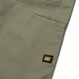 Pantalon utilitario de corte regular, color verde oliva, con cierre de cremallera y botón, bolsillos laterales, bolsillos traseros y bolsillo lateral en el muslo.