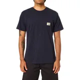 Remera Katin Sunstone Pocket de manga corta en color azul marino, con cuello redondo y un bolsillo en el pecho que incluye una etiqueta estampada con diseño de paisaje.