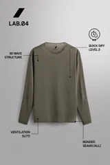Camiseta de running de manga larga confeccionada en tejido técnico semitransparente, ligero y elástico. Presenta cuello redondo, aberturas laterales en el bajo y acabados termofijados.