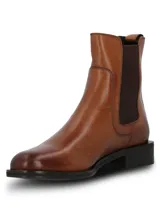 Botín estilo Chelsea color suela, confeccionado en cuero con paneles elásticos laterales en color marrón oscuro. Presenta punta redonda, taco cuadrado bajo y suela de goma.