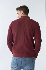 Campera negra de algodón con cierre completo, cuello alto, bolsillos laterales, puños y logo bordado en el pecho.