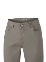 Pantalón tipo jean de corte modern fit y tiro medio, color verde militar, con diseño clásico de cinco bolsillos y cierre frontal con botón y cremallera.