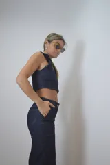 Pantalón de jean azul oscuro de corte recto.