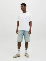 Camiseta blanca de algodón con estampa fotográfica en la espalda con texto "Studio Originals Crafted Aesthetics Summer of 1990 Edition Designed in Copenhagen Established in Nineteen Ninety".