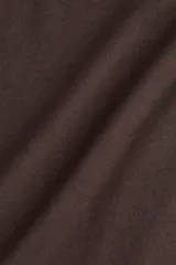 Musculosa cropped color marrón oscuro, de punto suave de algodón, con corte holgado, escote en U y bajo recto.