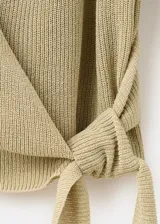 Cardigan cruzado de punto fino en color verde militar, con cuello en V, manga larga y cierre de lazo lateral.