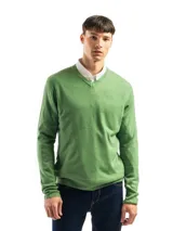 Buzo tejido de punto con cuello en V, de calce regular y mangas largas con puños acanalados.