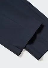 Pantalón skinny crop de tiro medio, color negro, de corte entallado y largo tobillero con trabillas en la cintura.