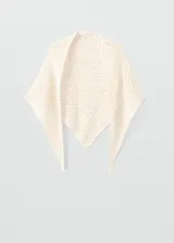 Pañuelo triangular de punto calado color beige, con diseño ligero y textura abierta.