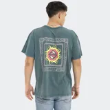 Remera verde de corte oversize con estampado pequeño en el pecho.
